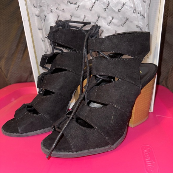 Heels - Picture 5 of 5